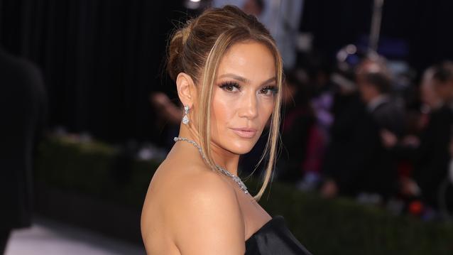 Cómo Jennifer Lopez luce tan bien de pies a cabeza a los 52 años