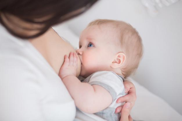 Allergie au lait bébé : comment la détecter et que faire pour aider bébé | PARENTS.fr