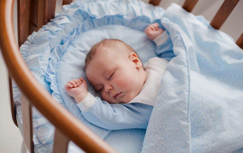 What is the best way to clothe a newborn baby to sleep?