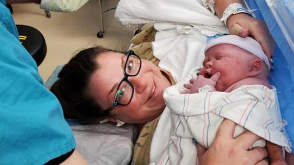 Mujer de Arizona da a luz a bebé de más de 14 libras tras 19 abortos espontáneos 