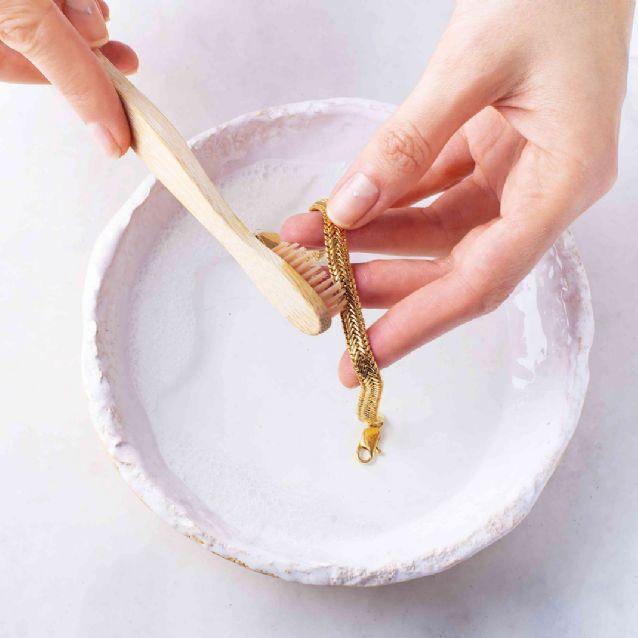 Limpia tus anillos y joyas de oro con un cepillo de dientes y estos tips secretos - MDZ Online logo_mdz