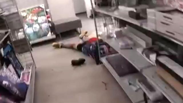 Dramáticas imágenes en un centro comercial: un policía mató a un atacante y a una niña chilena escondida en un probador 