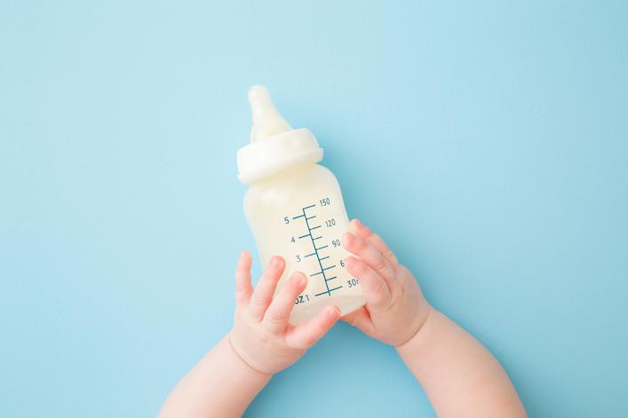 Formula milk, how much and what type of bottle at what age?