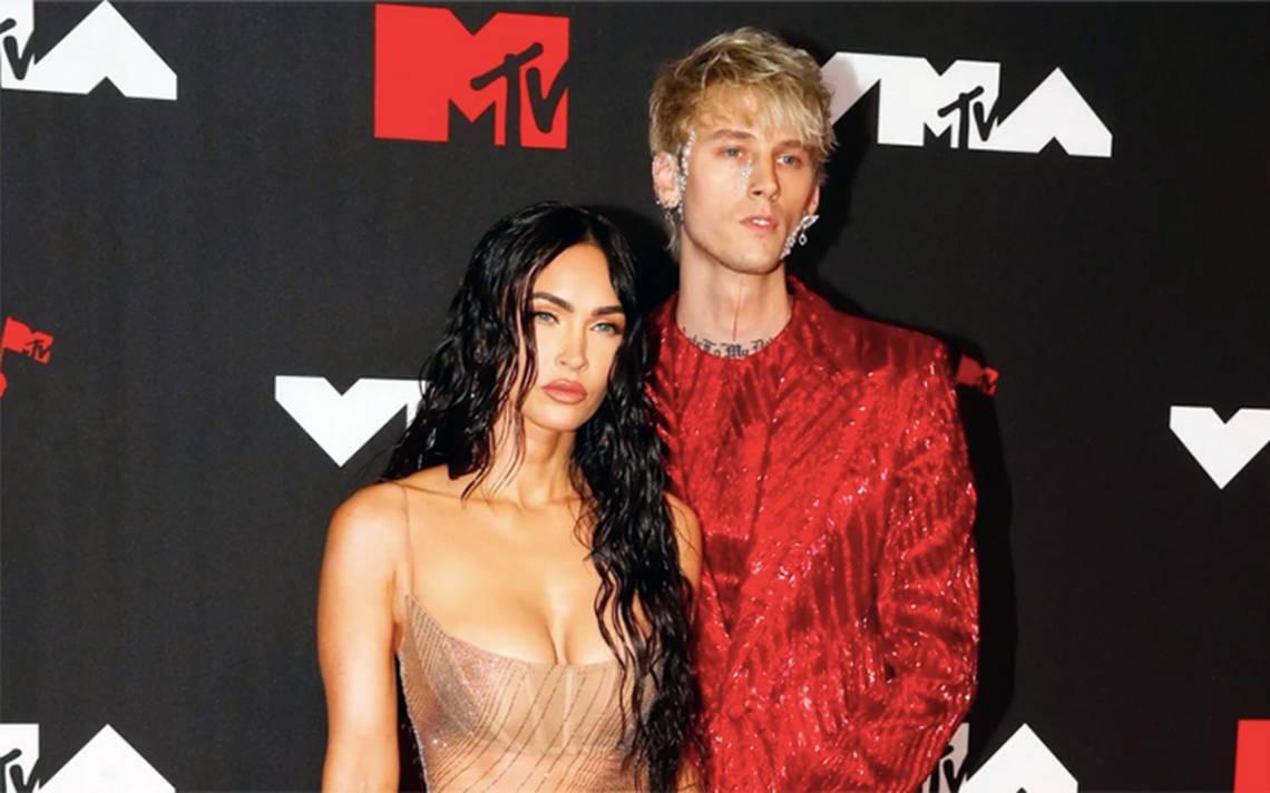 Megan Fox y Machine Gun Kelly se encadenan literalmente a través de sus uñas 