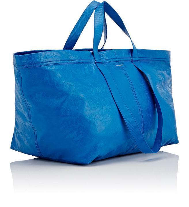 Balenciaga 'copies' the Ikea bag and sells it for 1,700 euros