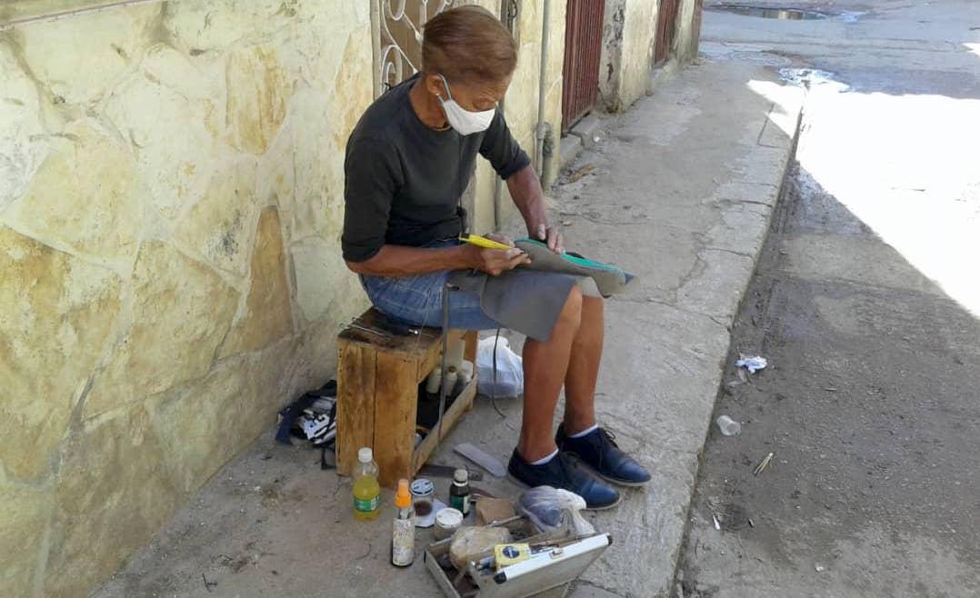 Doce horas diarias arreglando zapatos para que el Estado cubano se lleve el dinero