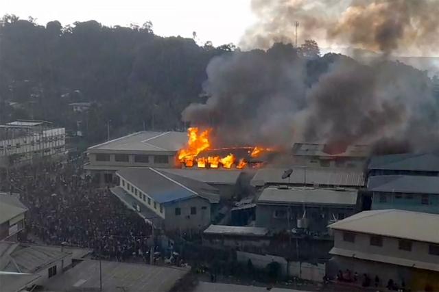 Incendies, pillages, émeutes : que se passe-t-il aux Îles Salomon ? 