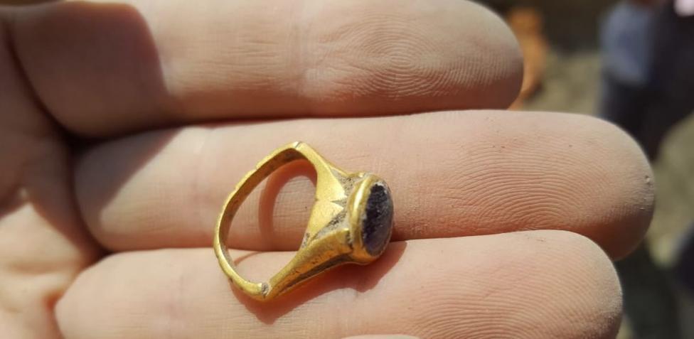 Descubierto en una antigua fábrica de vino un anillo de amatista “para prevenir la resaca” 