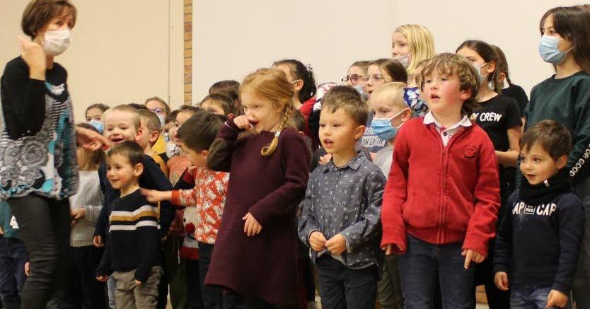 Raon-aux-Bois Les enfants scolarisés heureux d'interpréter avec brio des chants de Noël.