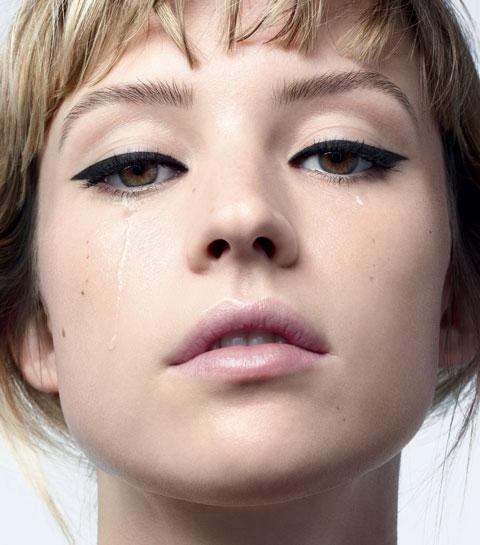 Angèle nous hypnotise dans la nouvelle campagne maquillage de Chanel 