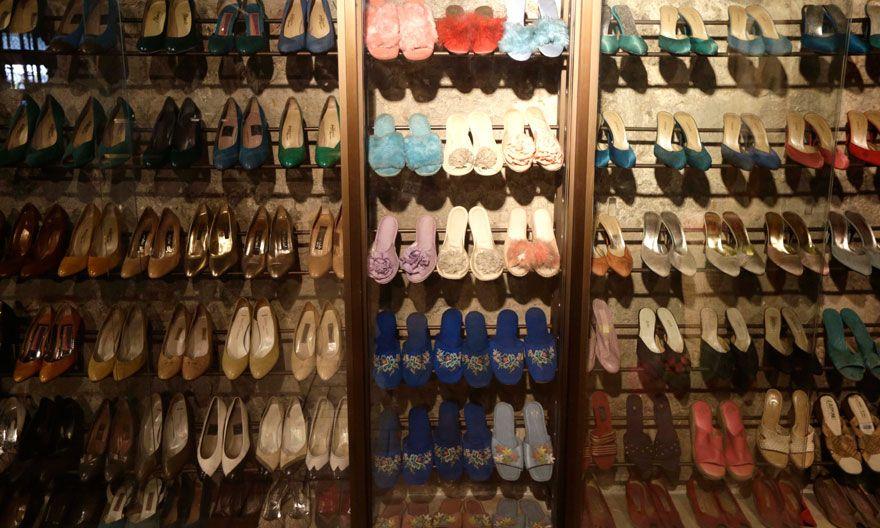 La colección de zapatos de Imelda Marcos, arruinada 