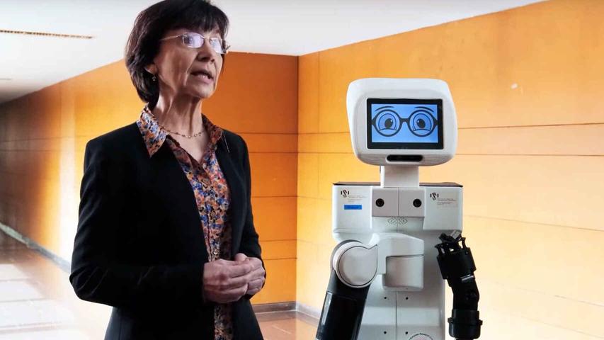 Invertia  Doblar la ropa o hacer la cama: lo que ya son capaces de hacer estos robots asistenciales españoles 