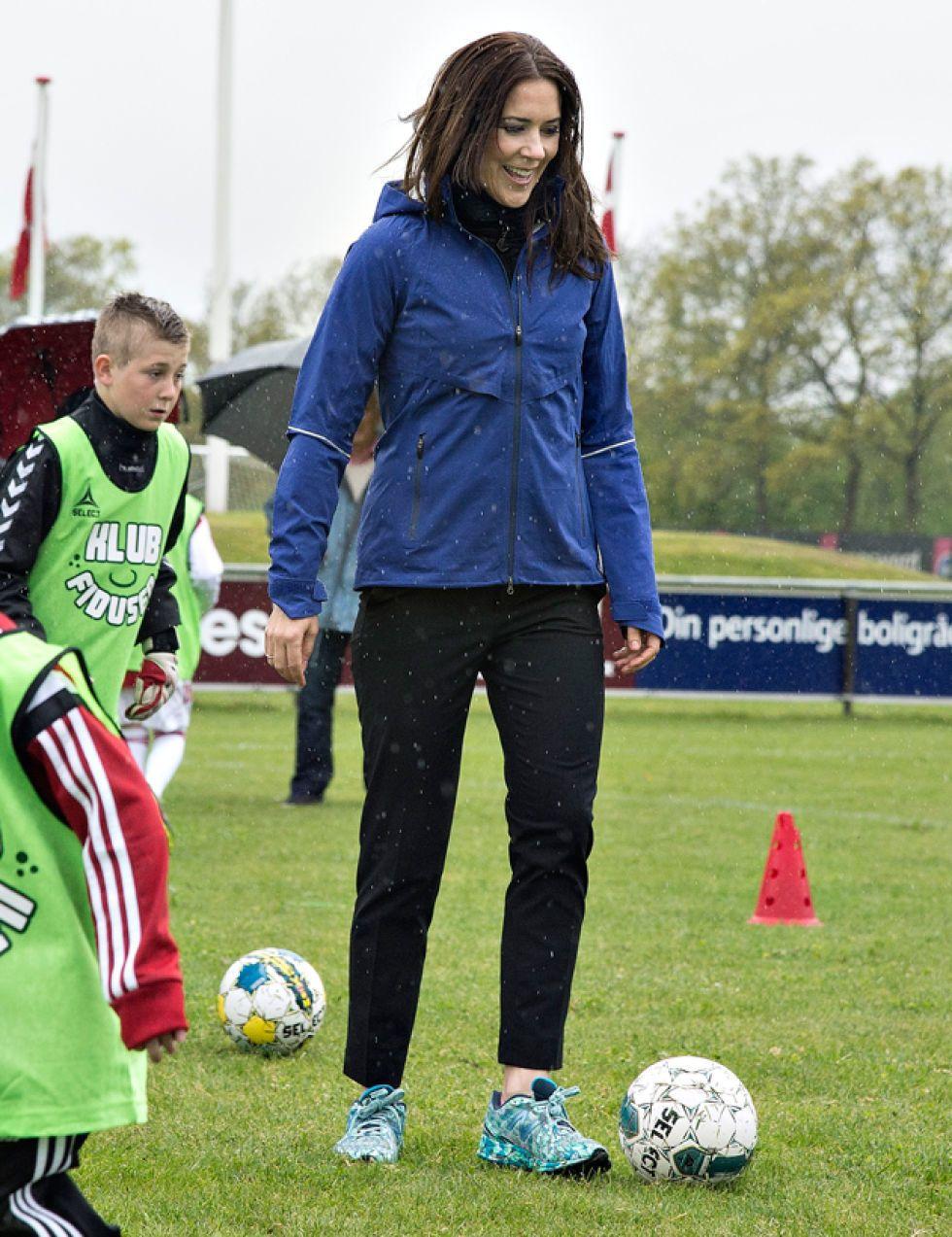 Princess Mary of Denmark moves to the football and demonstrates his ability with the ball 