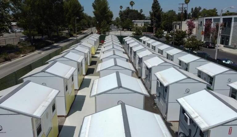 ¿Casas diminutas y contenedores de transporte pueden ayudar a las personas sin hogar de Los Ángeles?