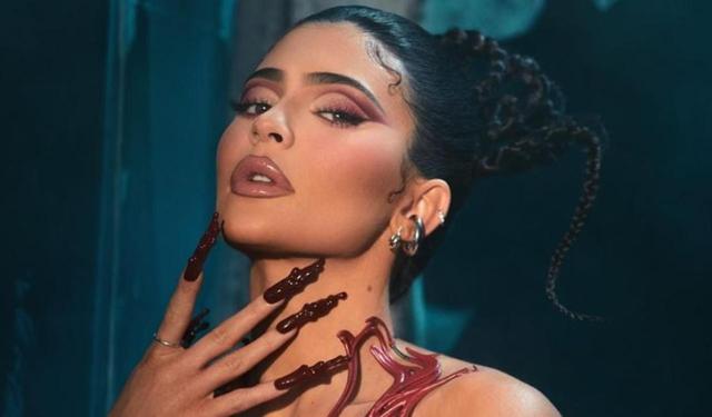Kylie Jenner promociona su nueva colección de cosméticos sin ropa y cubierta de “sangre” 