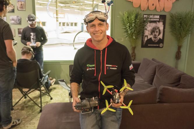 In Beeld: drone racer Wim Reinders geniet van snelheid 