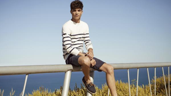 La estética marinera echa el ancla: 10 prendas masculinas para embarcarse en la tendencia