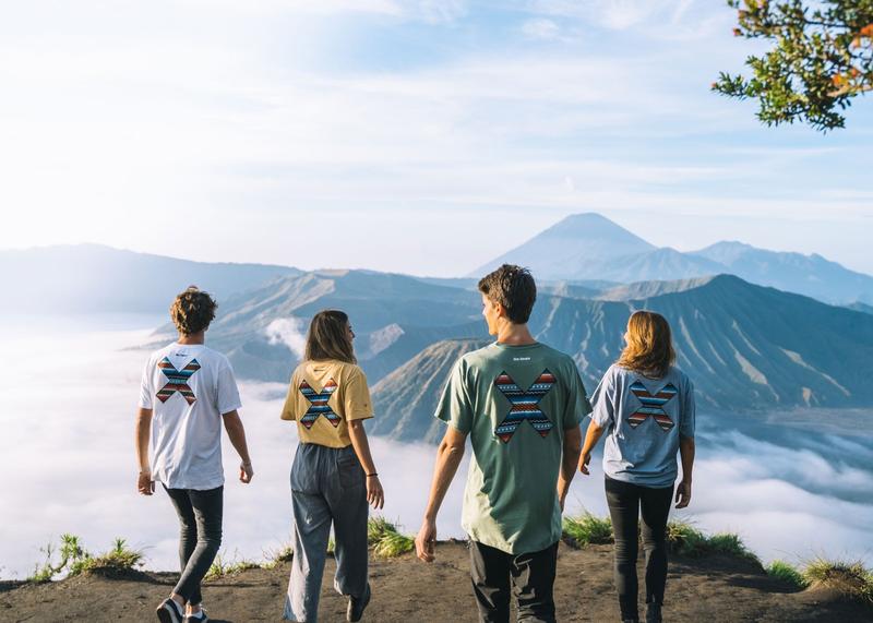 Blue Banana: Traveling sweatshirts and t -shirts that sweep Instagram
