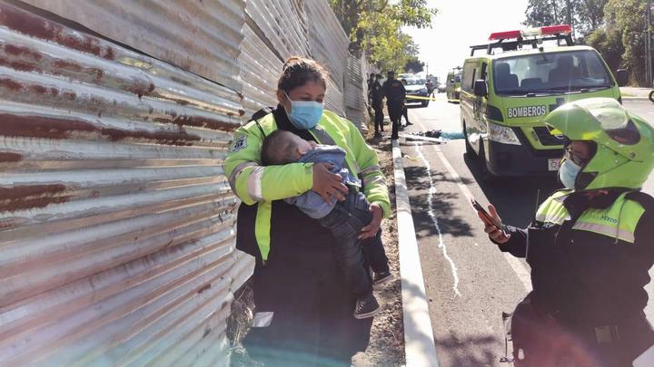 Bebé es rescatado mientras permanecía junto al cuerpo de una mujer que habría fallecido en confuso suceso en Mixco 