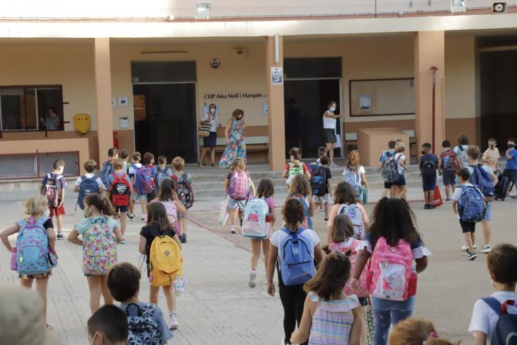 Families collect signatures to remove masks in the courtyard of schools