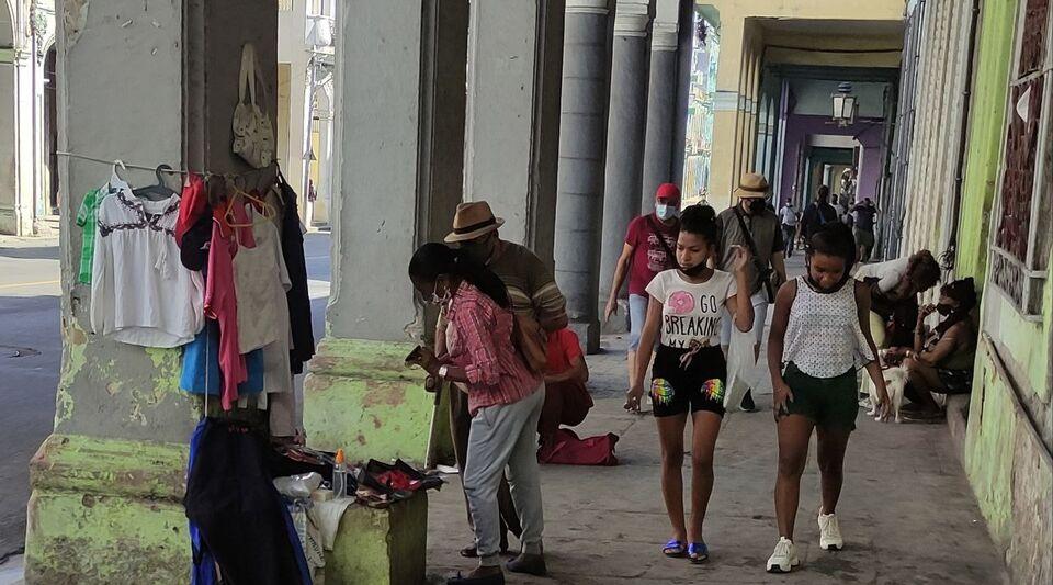 14ymedio.com | Cuba Proliferan en las calles de La Habana los vendedores ambulantes de productos de uso