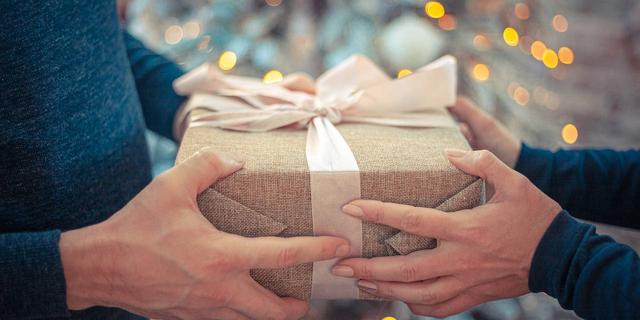 El intercambio de regalos navideño familiar puede ser bueno para tus finanzas personales —y esta es la razón