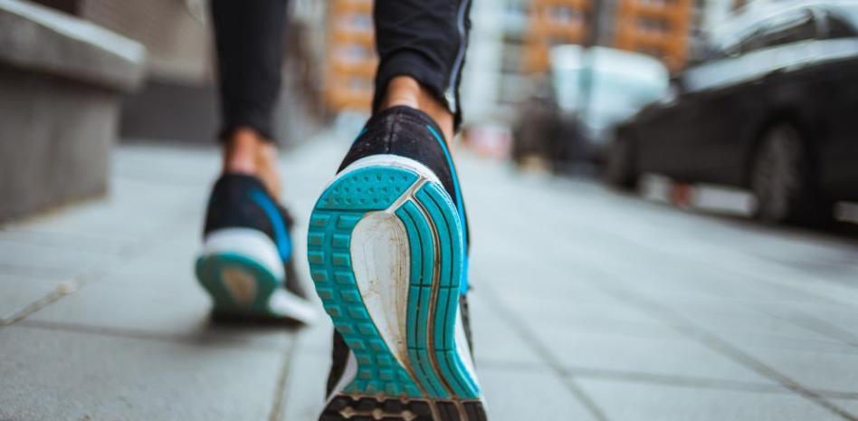 Las zapatillas más cómodas para andar en vacaciones: Adidas, Nike, Skechers, Asics y más 