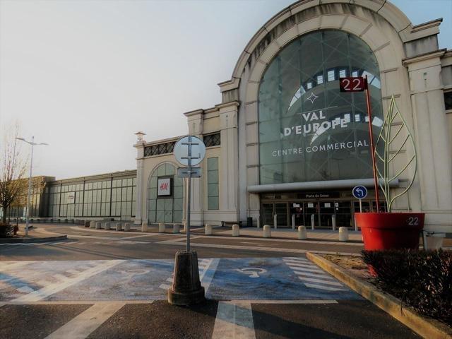 Val d'Europe, Carré Sénart Les centres commerciaux de plus de 20 000 m2 ferment en Seine-et-Marne