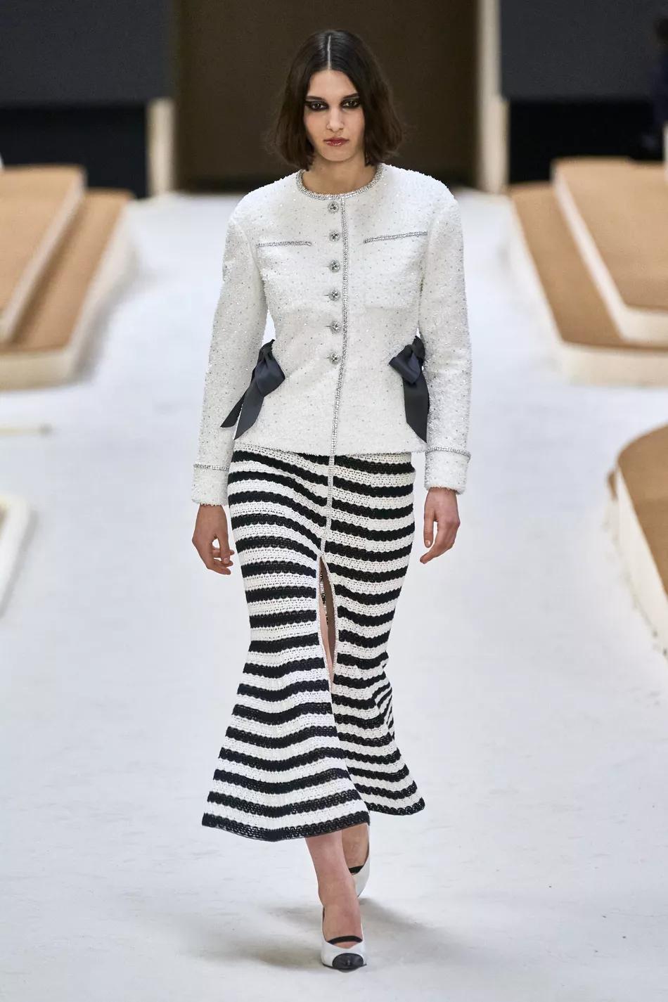Chanel redéfinit l'étoffe du luxe avec un défilé haute couture aux contrastes exquis 