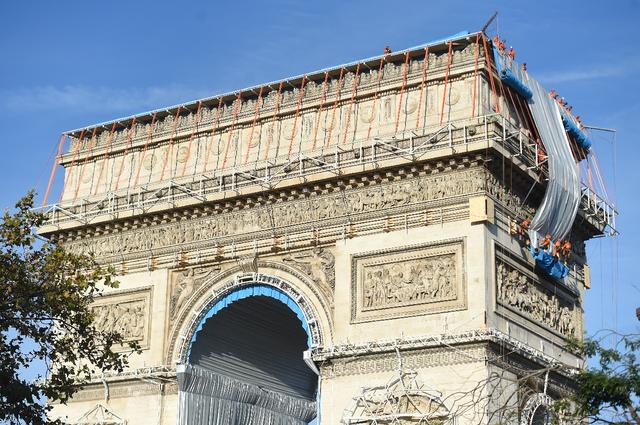 Last straight line for the packaging of the Triomphe Arc in Paris