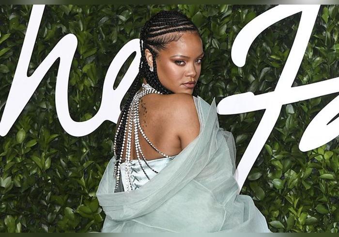 Rihanna en lingerie fine et sexy pour dîner au restaurant… La star mise sur de la dentelle transparente en soirée 