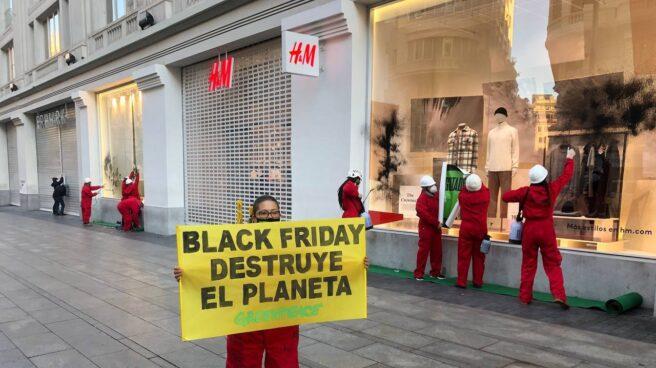 Greenpeace 'clausura' las tiendas de Gran Vía para protestar contra el Black Friday 