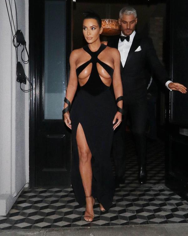 Kim Kardashian vuelve a apostar por Thierry Mugler y deslumbra vestida de diosa griega
