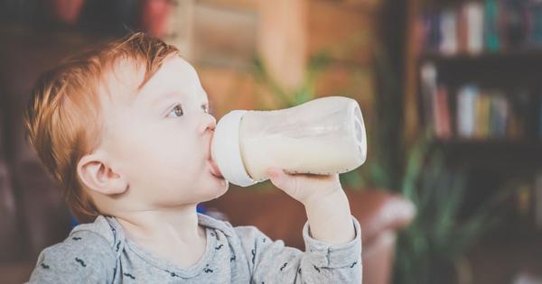 Lait de chèvre pour bébé : bienfaits, goût, digestion, différences avec le lait de vache | PARENTS.fr