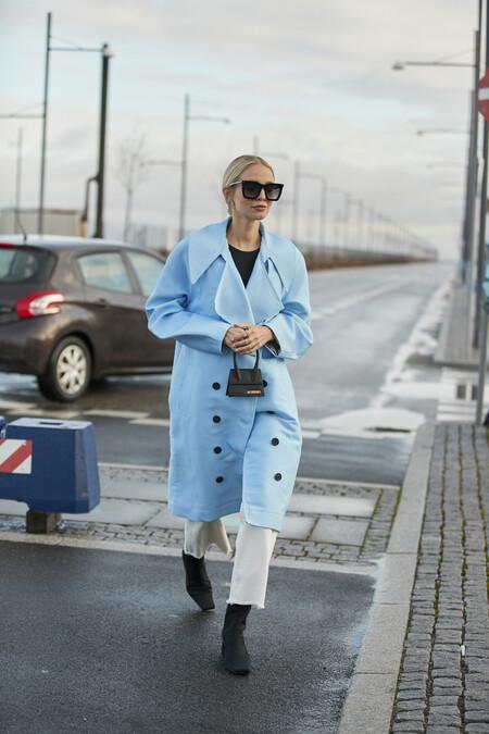 El street style celebra la llegada del frío con estilismos a todo color