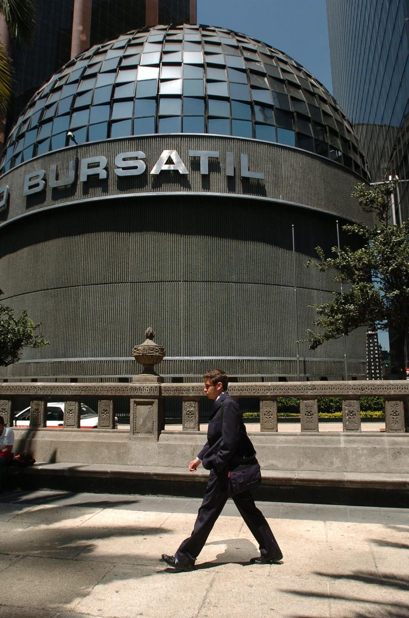 Bolsa mexicana cae, pero cierra semana con ganancia acumulada de 2.23%