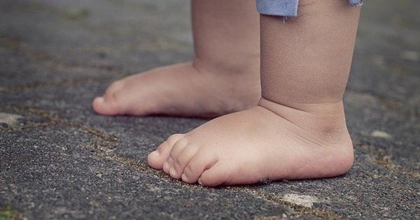 ¿Por qué debes dejar que tu bebé camine descalzo? - America Noticias