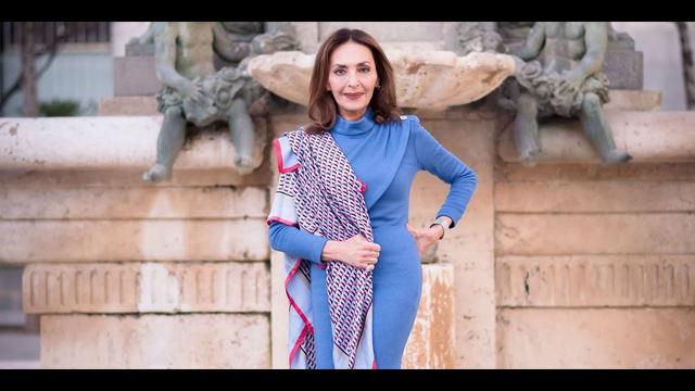 María Rosaria Omaggio posa con la mejor moda de mujer para todas las edades