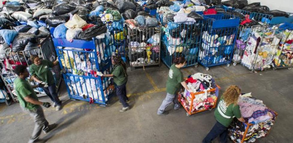 La moda rápida esta llenando los contenedores de residuos textiles