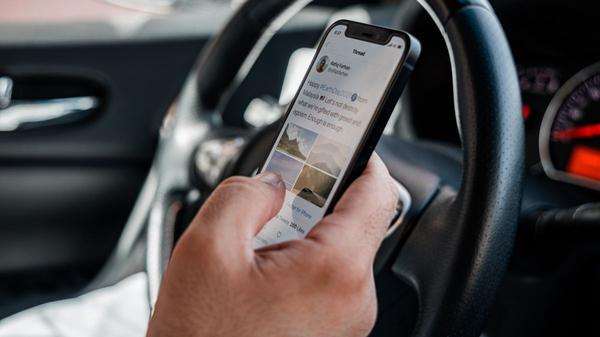 El Reino Unido prohíbe utilizar de cualquier forma el teléfono inteligente mientras se conduce