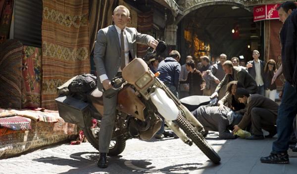 Estas son las siete motos más icónicas de las películas de James Bond, incluida una de 'Sin tiempo para morir' 