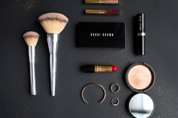 What are the basic products that you should ALWAYS carry in your cosmetic bag?