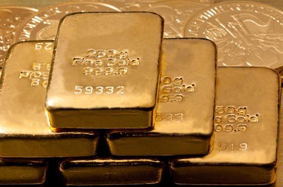 The expert advises what to look out for when planning to buy gold