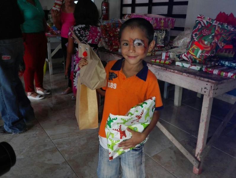 Pareja navojoense lleva una feliz navidad a niños de escasos recursos