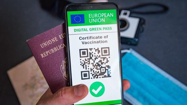 Covid pas má platit pouze 9 měsíců. Pak bude potřeba se přeočkovat, navrhla Evropská komise 