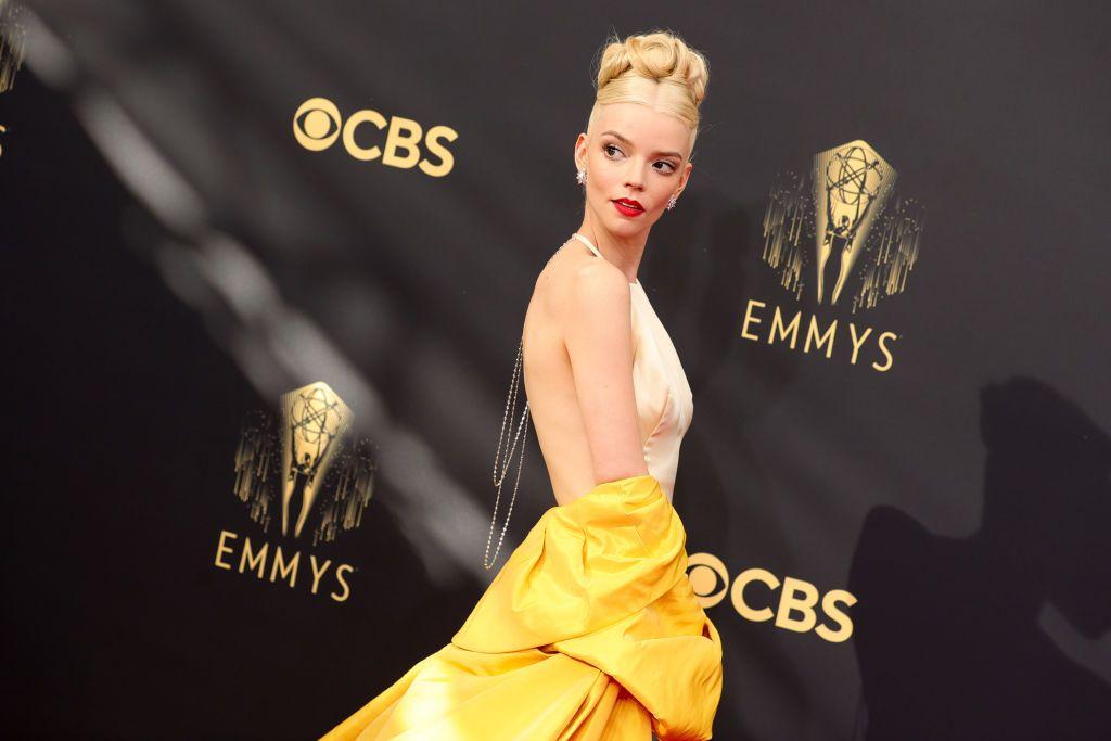 Este es el labial rojo que llevó Anya Taylor-Joy en la alfombra roja de los premios Emmy 2021