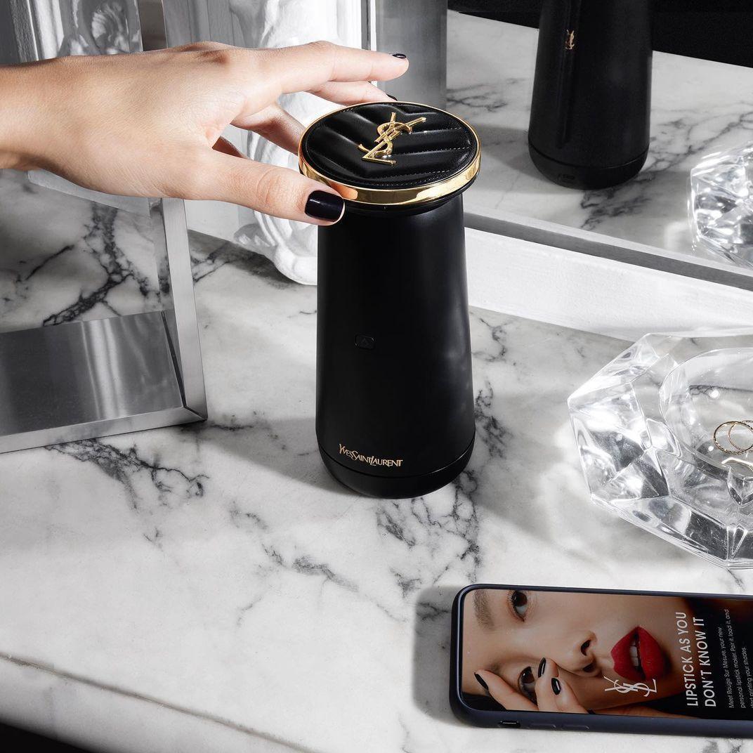 Yves Saint Laurent présente un gadget révolutionnaire pour créer son rouge à lèvres maison 