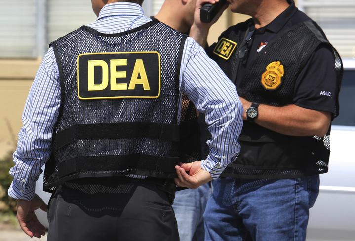 Policía colombiano que dirigía una brigada aprobada por la DEA se declara culpable | El Nuevo Herald Policía colombiano que trabajaba con la DEA se declara culpable de traicionar a la DEA