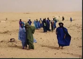 ¿Por qué los tuaregs visten de colores oscuros a pesar del calor del desierto?
