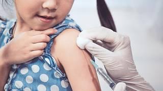 Očkování malých dětí v ČR startuje, američtí rodiče mají ale strach. Co radí psychologové? 